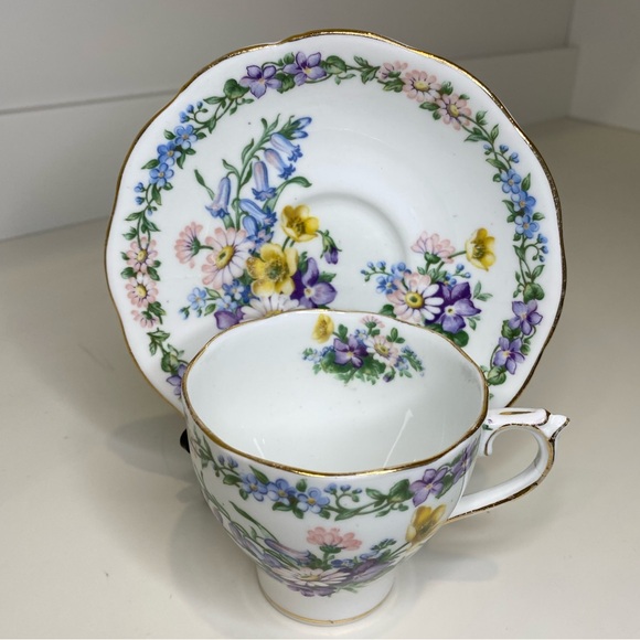 EUC VTG Roslyn Fine Bone China Teacup and Saucer Beautiful Florals Garland - Picture 3 of 8